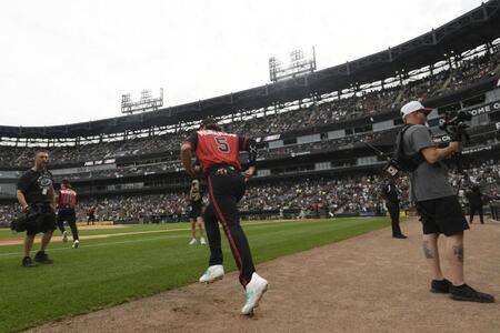 試合前、グラウンドに出る村上（ＡＰ＝共同）