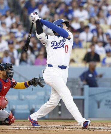 １回、２１号ソロを放つ大谷（共同）