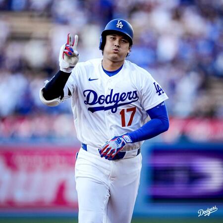 １回、２１号ソロを放ち、ピースサインでダイヤモンドを一周する大谷（ロサンゼルス・ドジャース提供）