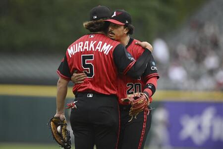 試合前、バルガス（右）とハグする村上（ＡＰ＝共同）