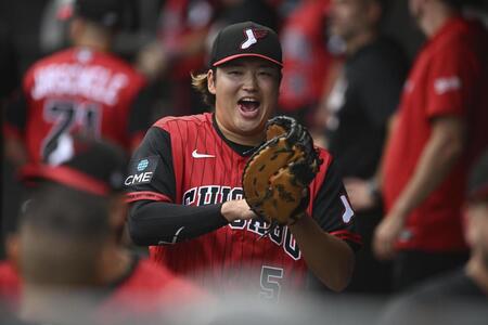 試合前、ベンチで声を上げる村上（ＡＰ＝共同）