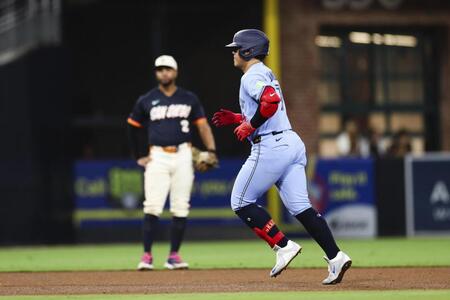 ５回、２２号３ランを放ち塁を回る岡本。１８年に大谷がエンゼルスで樹立した日本勢の１年目最多記録に並んだ（ＡＰ＝共同）