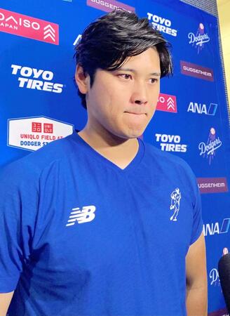 試合後、球宴辞退について語る大谷（撮影・小林信行）