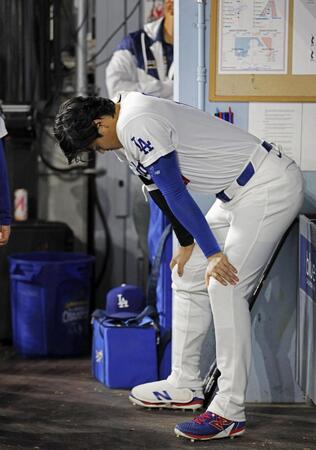 ６回、ベンチで準備する大谷（共同）