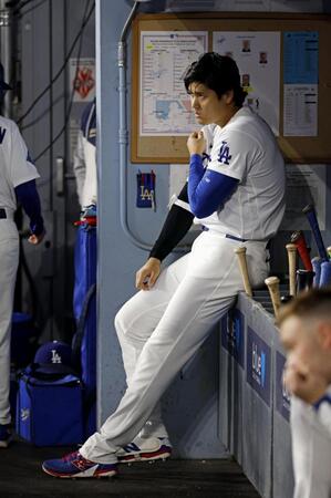 ４回、ベンチで試合を見る大谷（共同）