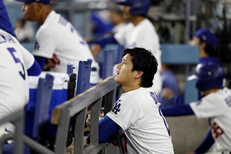 ４回、ベンチで試合を見る大谷（共同）
