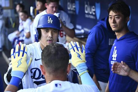 １回、先頭打者本塁打となる21号ソロを放ち迎えられる大谷（ＡＰ＝共同）