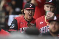 試合前、ベンチで声を上げる村上（ＡＰ＝共同）