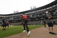 試合前、グラウンドに出る村上（ＡＰ＝共同）
