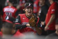 試合前、ベンチで声を上げる村上（ＡＰ＝共同）