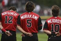 試合前、米国国歌を聞く村上（５）＝ＡＰ＝共同