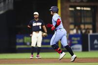 ５回、２２号３ランを放ち塁を回る岡本。１８年に大谷がエンゼルスで樹立した日本勢の１年目最多記録に並んだ（ＡＰ＝共同）
