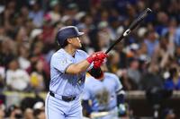 ５回、２２号３ランを放つ岡本。１８年に大谷がエンゼルスで樹立した日本勢の１年目最多記録に並んだ（ＡＰ＝共同）