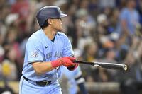 ５回、２２号３ランを放つ岡本。１８年に大谷がエンゼルスで樹立した日本勢の１年目最多記録に並んだ（ロイター＝共同）
