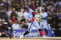 ５回、２２号３ランを放つ岡本。１８年に大谷がエンゼルスで樹立した日本勢の１年目最多記録に並んだ（ＡＰ＝共同）
