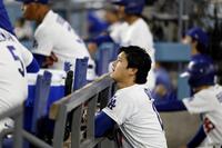 ４回、ベンチで試合を見る大谷（共同）