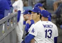 ９回、ベンチで試合を見守る大谷（共同）