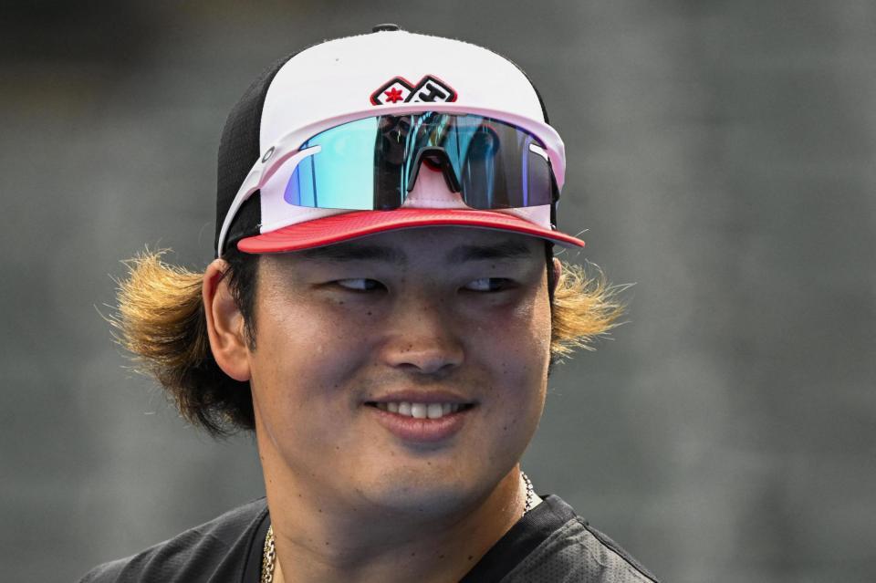 右脚のけがから復帰し、試合前の練習で笑顔を見せる村上。オールスター戦に選出された（ロイター＝共同）