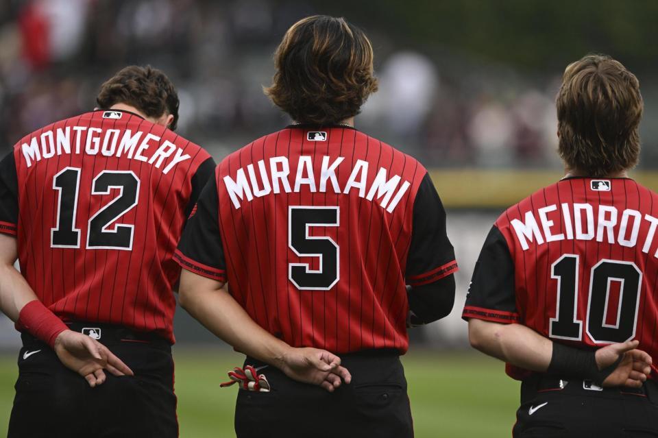 試合前、米国国歌を聞く村上（５）＝ＡＰ＝共同
