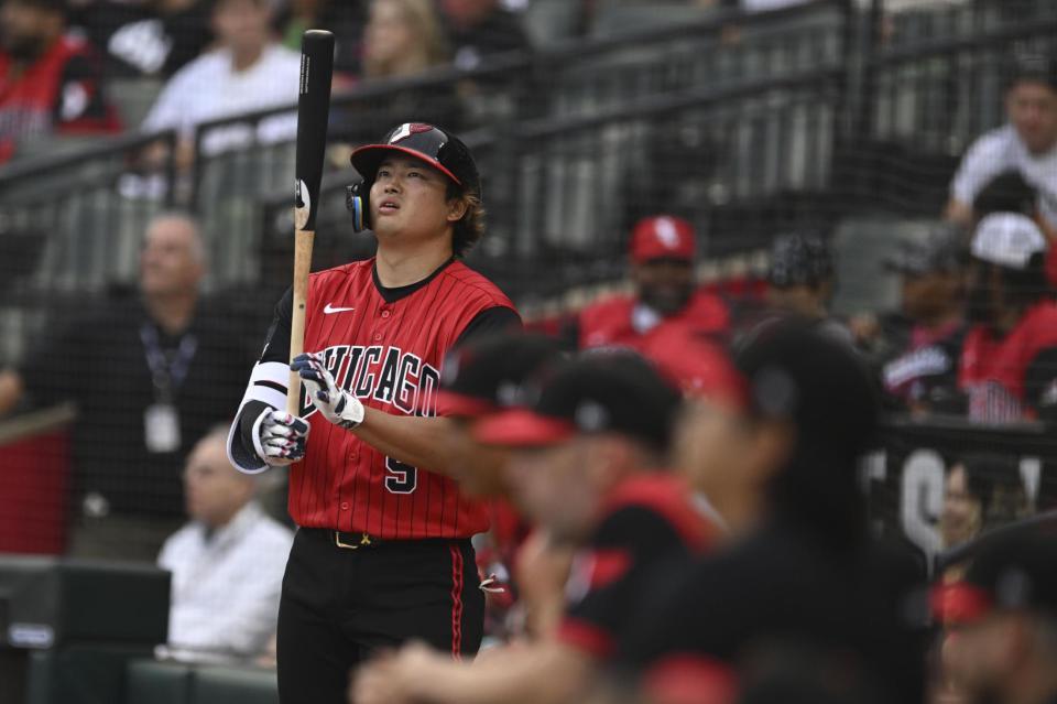 １回、打席に備える村上（ＡＰ＝共同）