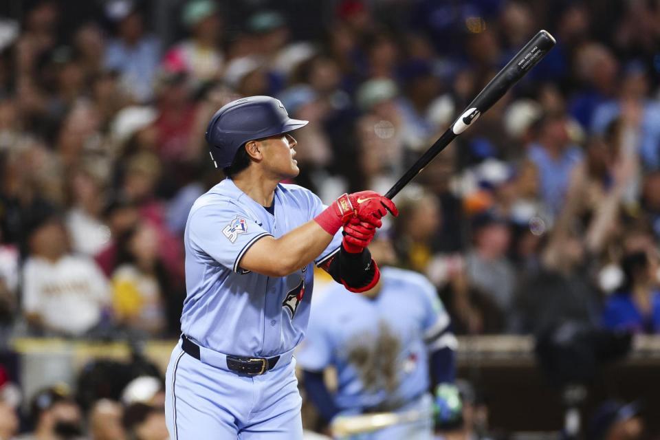 ５回、２２号３ランを放つ岡本。１８年に大谷がエンゼルスで樹立した日本勢の１年目最多記録に並んだ（ＡＰ＝共同）