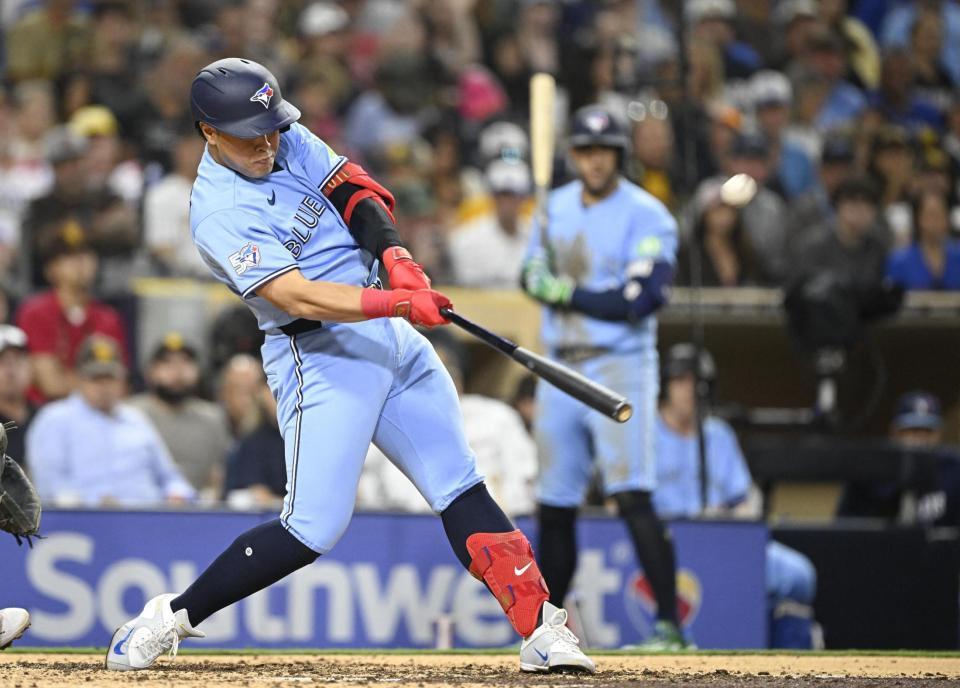 ５回、２２号３ランを放つ岡本。１８年に大谷がエンゼルスで樹立した日本勢の１年目最多記録に並んだ（ロイター＝共同）