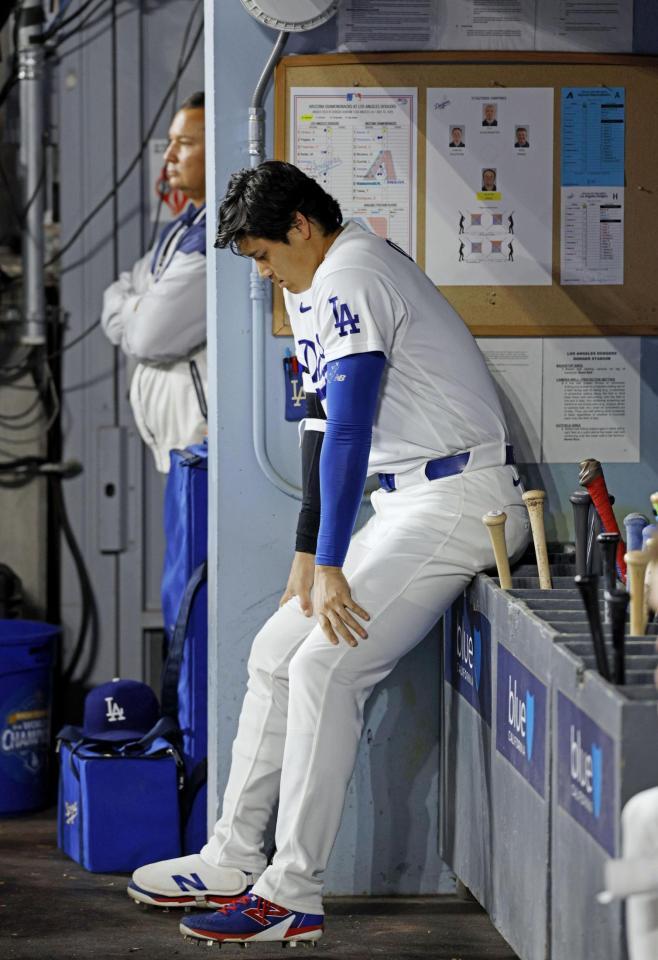 ６回、ベンチで準備する大谷（共同）