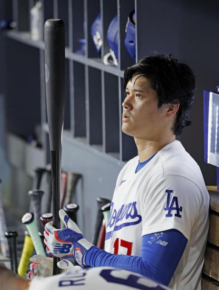 ５回、ベンチで準備する大谷（共同）