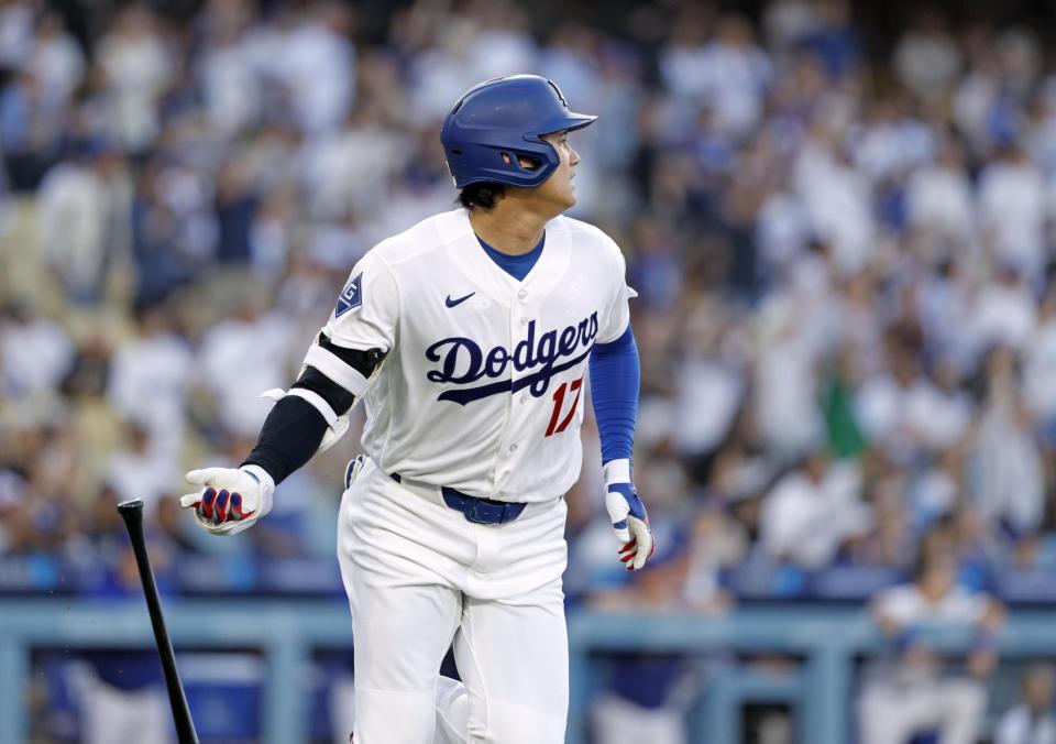 １回、先頭打者本塁打となる２１号ソロを放つ大谷（共同）
