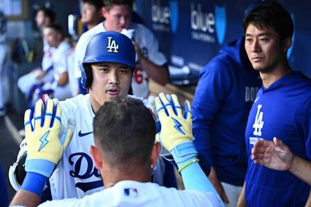 　１回、先頭打者本塁打となる２１号ソロを放ち迎えられる大谷（ＡＰ＝共同）