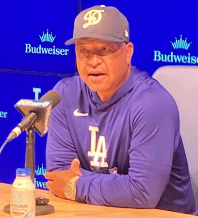 試合前会見で山本の球宴登板回避を発表したロバーツ監督（撮影・小林信行）