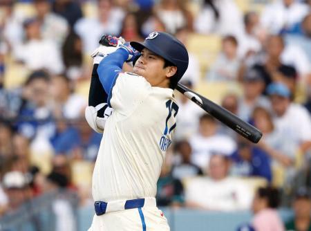 　ダイヤモンドバックス戦の４回、中前打を放つドジャース・大谷＝ロサンゼルス（共同）