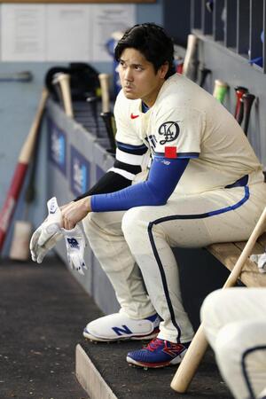 　ダイヤモンドバックス戦のベンチで試合を見るドジャース・大谷＝ロサンゼルス（共同）