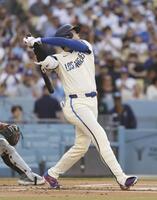 　ダイヤモンドバックス戦の１回、左飛に倒れるドジャース・大谷＝ロサンゼルス（共同）