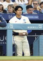 　ダイヤモンドバックス戦のベンチで試合を見るドジャース・大谷＝ロサンゼルス（共同）