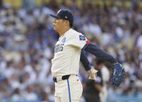 　ダイヤモンドバックス戦の１回、投球に臨むドジャース・山本＝ロサンゼルス（共同）