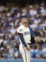 　ダイヤモンドバックス戦の６回、３ランを浴びたドジャース・山本＝ロサンゼルス（共同）