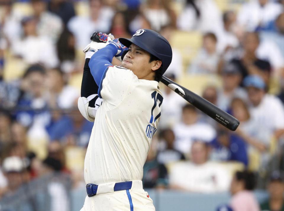 　ダイヤモンドバックス戦の４回、中前打を放つドジャース・大谷＝ロサンゼルス（共同）