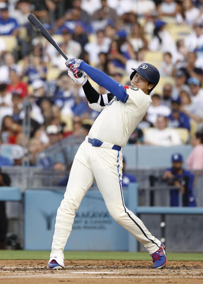 　ダイヤモンドバックス戦の４回、中前打を放つドジャース・大谷＝ロサンゼルス（共同）