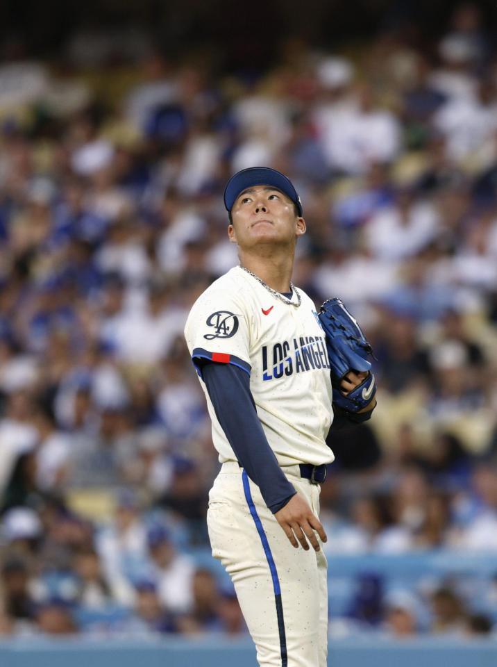 　ダイヤモンドバックス戦の６回、３ランを浴びたドジャース・山本＝ロサンゼルス（共同）