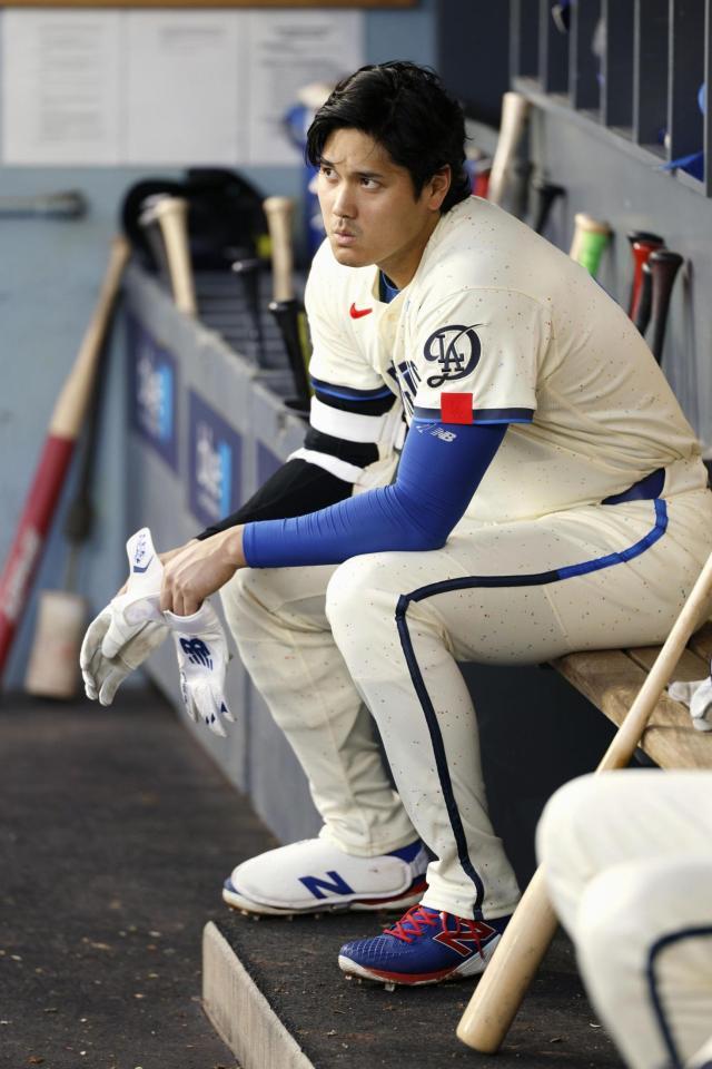 　ダイヤモンドバックス戦のベンチで試合を見るドジャース・大谷＝ロサンゼルス（共同）