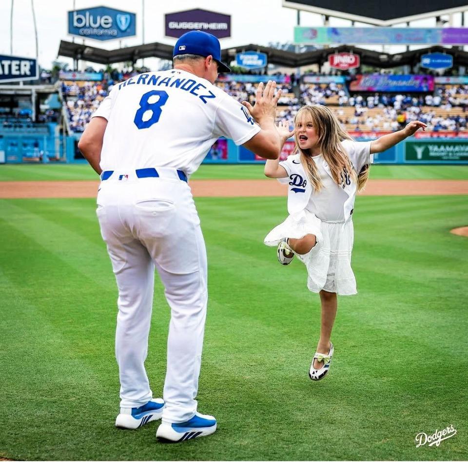 始球式を行ったキケ・ヘルナンデスと長女・ペネロペちゃんはタッチをかわす（ロサンゼルス・ドジャース提供）