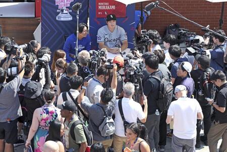 　オールスター戦の前日、取材に応じるホワイトソックス・村上（奥）＝フィラデルフィア（ゲッティ＝共同）