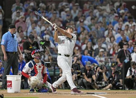 　米大リーグ、オールスター戦前日恒例の本塁打競争に出場したホワイトソックスの村上宗隆＝13日、フィラデルフィア（共同）