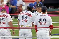 　本塁打競争の選手紹介で、あいさつを交わすホワイトソックス・村上＝フィラデルフィア（共同）