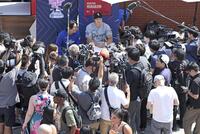 　オールスター戦の前日、取材に応じるホワイトソックス・村上（奥）＝フィラデルフィア（ゲッティ＝共同）