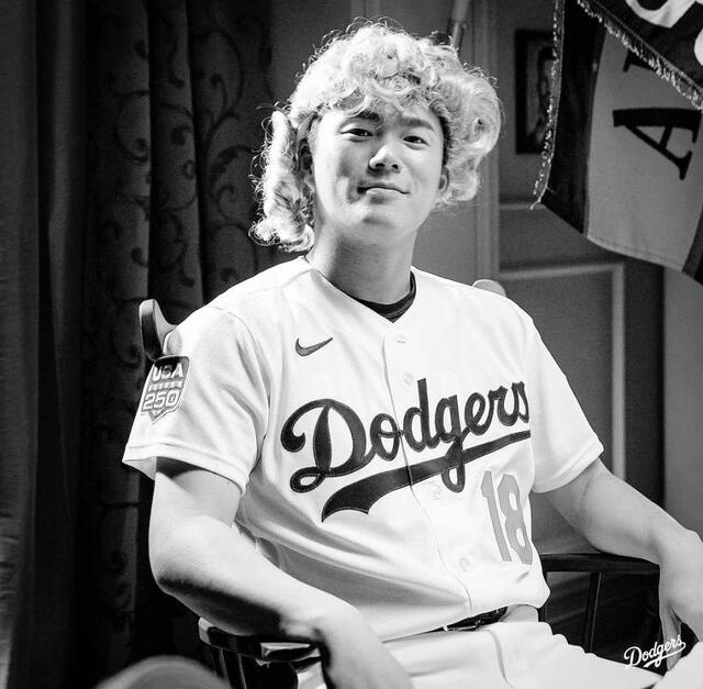 山本由伸選手　LAドジャース　生写真 山本由伸 米独立宣言の地で白毛カツラ装着→記念撮影 普段は笑わない