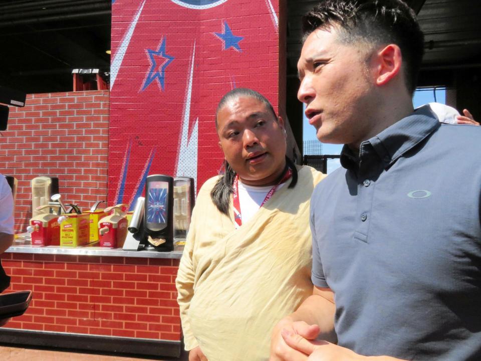 前日会見に訪れた杉谷拳士氏（右）とドラム（撮影・小林信行）