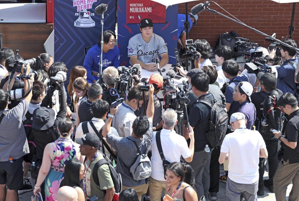　オールスター戦の前日、取材に応じるホワイトソックス・村上（奥）＝フィラデルフィア（ゲッティ＝共同）