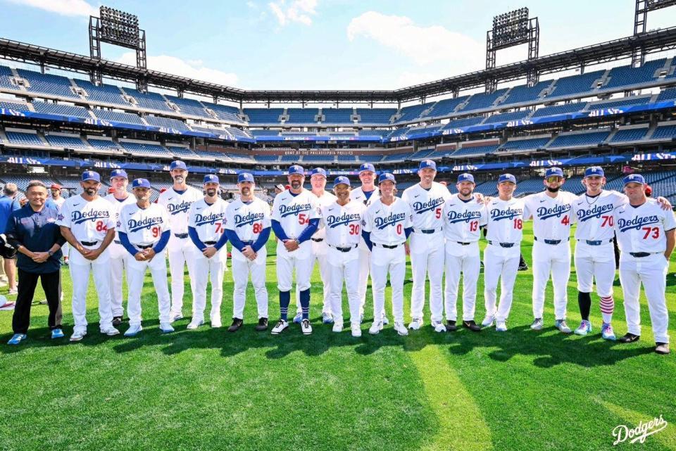 オールスターの舞台で撮影された集合写真（ロサンゼルス・ドジャース提供）